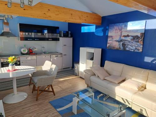 ein Wohnzimmer mit einem weißen Sofa und einem Tisch in der Unterkunft Apartma Jaka in Ljubljana