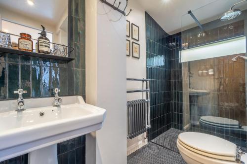 un bagno con lavandino e WC di Tipple Cottage a Peasenhall