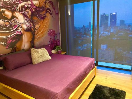 1 dormitorio con 1 cama con una pintura en la pared en Penthouse con la mejor vista de Cdmx, 6 personas, Gym y 2 parkings, en Ciudad de México