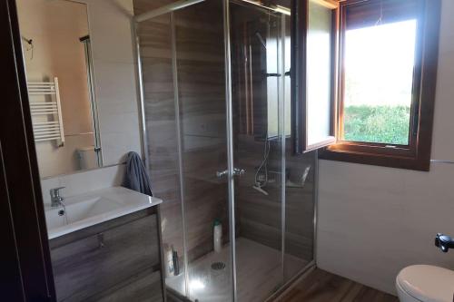 uma casa de banho com um chuveiro e um lavatório. em Ven y disfruta en el corazón de Bizkaia-Urdaibai em Gautegiz Arteaga