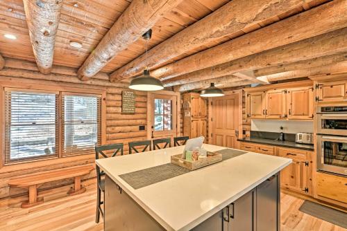 Η κουζίνα ή μικρή κουζίνα στο 5 Mi to Hiking Custom Cabin with Deck in Arnold!