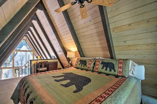 Katil atau katil-katil dalam bilik di Secluded Ruidoso Cabin with Hot Tub and Fireplace!