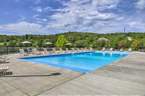 Kolam renang di atau dekat dengan Branson West Retreat - 2 Mi to Silver Dollar City!