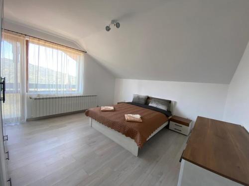 1 dormitorio con cama y ventana grande en Къща за гости "При Николови" en Beden