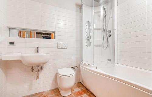 a bathroom with a sink and a toilet and a shower at Cozy Home In Cardoso-gallicano Lu With Kitchen in Cardoso