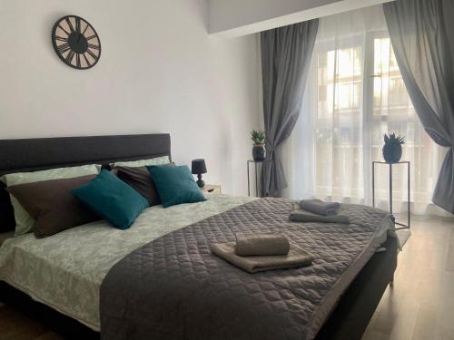 Divany Apartament في براشوف: غرفة نوم بسرير كبير عليها مناشف