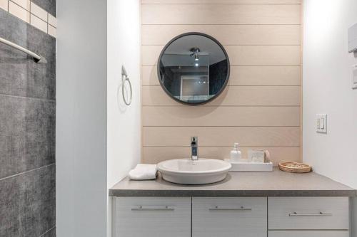 La salle de bains est pourvue d'un lavabo et d'un miroir. dans l'établissement Initial / Cozy / Centre-Ville, à Québec