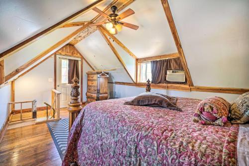 una camera da letto con un letto e un ventilatore a soffitto di The Rockhouse Cottage with Deck on Tulsa Farm! a Tulsa