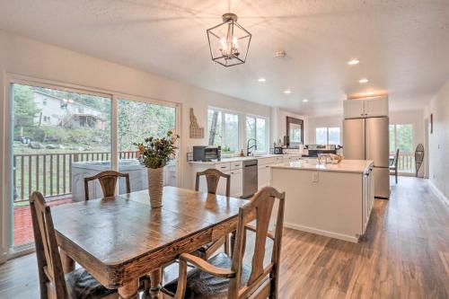 Kuchyň nebo kuchyňský kout v ubytování Spacious Sun-Up Bay Cabin, 20 Min to Downtown CDA!