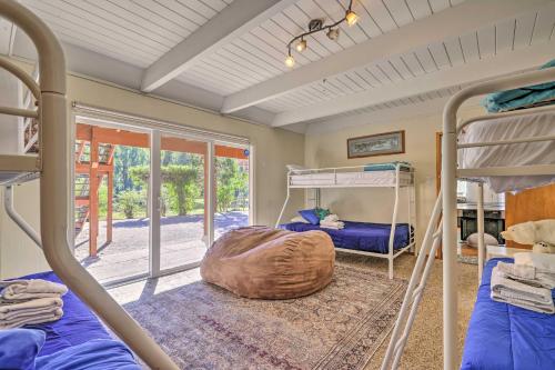 1 dormitorio con 2 literas y ventana en Enchanting Cabin with Deck and Natl Forest Views, en Arnold