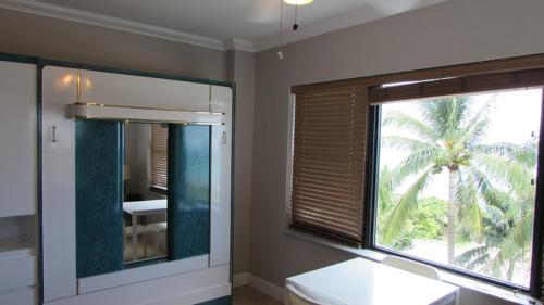 baño con espejo y palmera en Ocean Front Casablanca Studios with FULL KITCHENS & Beach access By BL Rentals, en Miami Beach