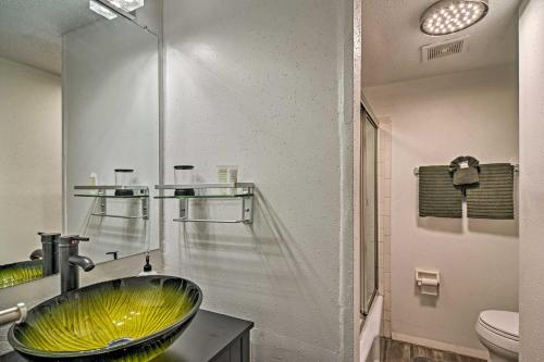 Vannituba majutusasutuses Less Than 2 Mi to Coast St Pete Beach Gem with Pool Access