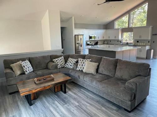 ein Wohnzimmer mit einem Sofa und einem Tisch in der Unterkunft King Bed New Build Christmas Valley Garage Parking in South Lake Tahoe