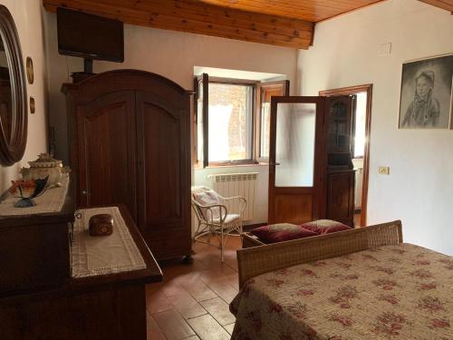 a bedroom with a bed and a table in a room at La Casa dei Nonni in Castagneto Carducci