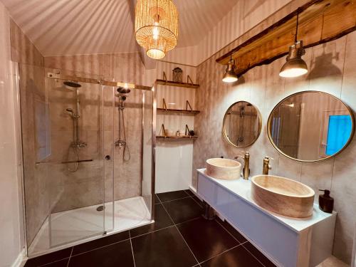 une salle de bain avec deux lavabos et une douche dans l'établissement Maison de village écusson - logement entier - 160m2 - 4chambres - Centre ville - Terrasse - Climatisé, à Nîmes