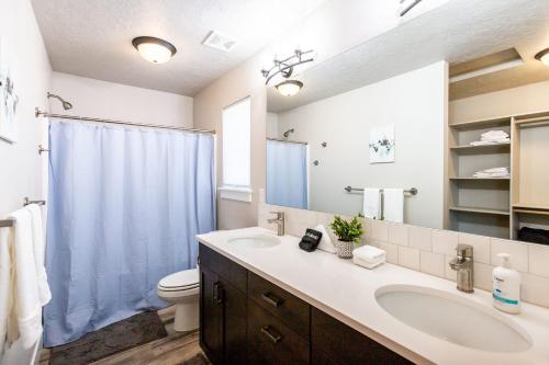 Donnelly的住宿－Tamarack Trails Chalet，一间带水槽、卫生间和镜子的浴室