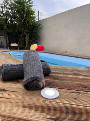 Bazén v ubytovaní Charmante maison Climatisée avec piscine au Calme à Carcassonne alebo v jeho blízkosti