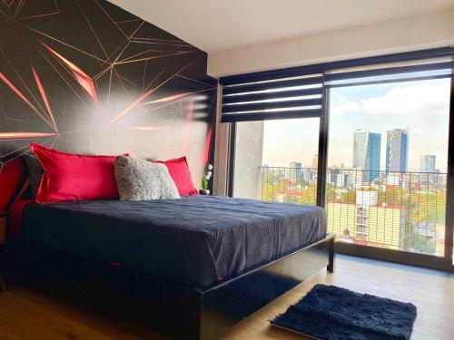 1 dormitorio con cama y ventana grande en Piso 9 Con Vistas Espectaculares, 2 Recámaras 6 Personas, Gym Y 2 Parkings, en Ciudad de México