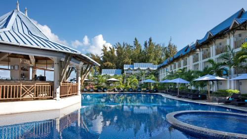 une piscine dans un hôtel avec un complexe dans l'établissement Pearle Beach Resort & Spa, à Flic-en-Flac