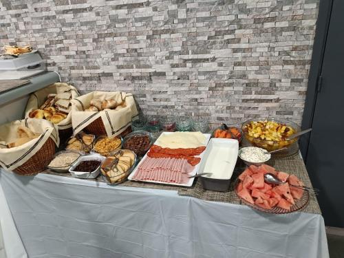 une table contenant de nombreux types de denrées alimentaires différents dans l'établissement Alojamento Central - Funchal, à Funchal