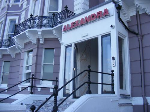イーストボーンにあるAlexandra Hotelのメルボルンを読む看板のある建物