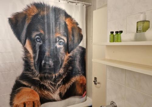 - un rideau de douche avec un chien dans la salle de bains dans l'établissement The Four Seasons Hotel, à St Fillans