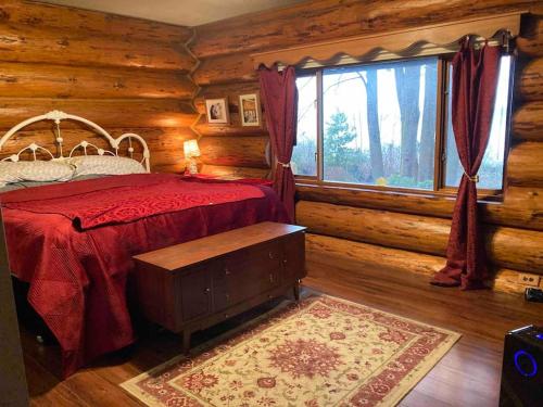 een slaapkamer met een bed in een blokhut bij Union Bay Log Home in Union Bay