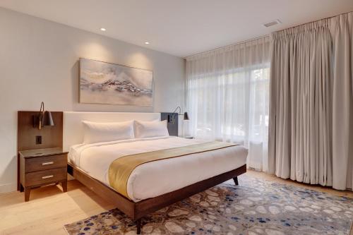 Ένα ή περισσότερα κρεβάτια σε δωμάτιο στο Ripplecove Hotel & Spa