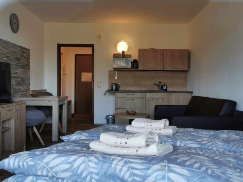 sypialnia z niebieskim łóżkiem z poduszkami w obiekcie Ferienwohnung Margareta w mieście Bad Goisern