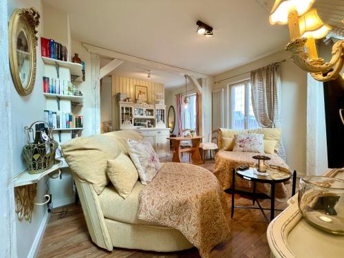 a living room with a couch and a table at Weißt Du noch - Gästehäuser & Suiten in Kühlungsborn