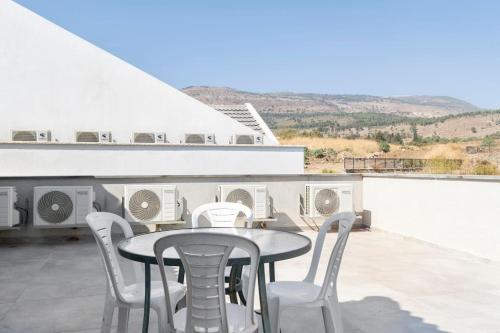 a table and chairs on top of a roof at אירוח מושלם בצפון in Qiryat Shemona
