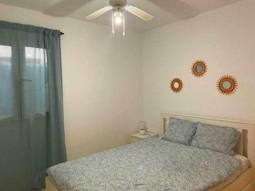 um quarto com uma cama e uma ventoinha de tecto em Apartament Maia Ocean em Corralejo