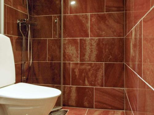 een badkamer met een toilet en een douche bij Holiday home MORA in Börka