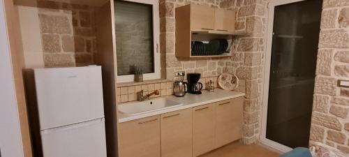 Kitchen o kitchenette sa Πέτρα, Ελιά και Λεβάντα