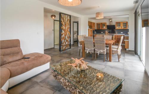 un salon avec un canapé et une table dans l'établissement Beautiful Home In Agde, au Grau-dʼAgde