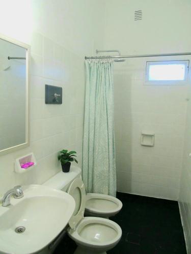 een badkamer met een wit toilet en een wastafel bij Hermoso departamento con entrada independiente! in La Rioja