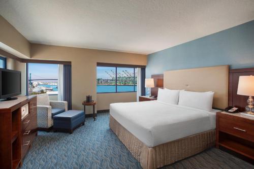 サンペドロにあるクラウン プラザ ホテル ロサンゼルス ハーバーのベッドとテレビが備わるホテルルームです。