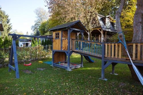 einen Holzspielplatz mit Rutsche im Hof in der Unterkunft KaZielnik in Kazimierz Dolny