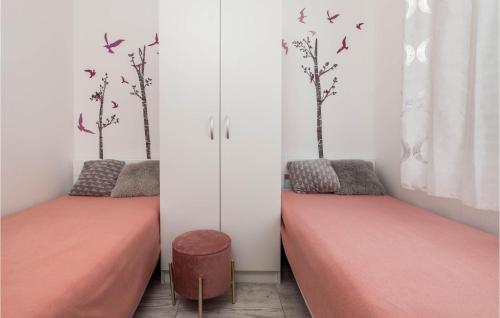 מיטה או מיטות בחדר ב-Awesome Apartment In Stara Novalja With Kitchen