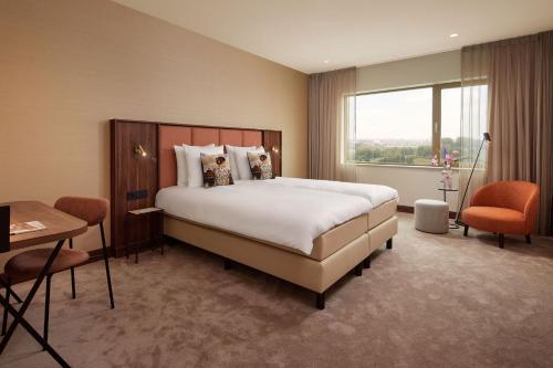Un pat sau paturi într-o cameră la Van der Valk Hotel Delft A4