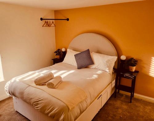um quarto com uma cama com duas toalhas em 'Afton' at stayBOOM em Lancaster