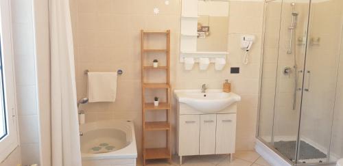 bagno con lavandino, doccia e servizi igienici di La Dimora del Sole a Finale Ligure