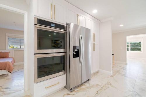 Ένα ή περισσότερα κρεβάτια σε δωμάτιο στο Villa Palm Beach Gardens