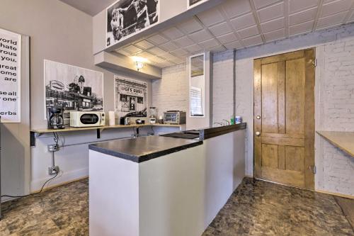 Kuchyň nebo kuchyňský kout v ubytování Charming Springfield Apt Less Than 2 Mi to Downtown!