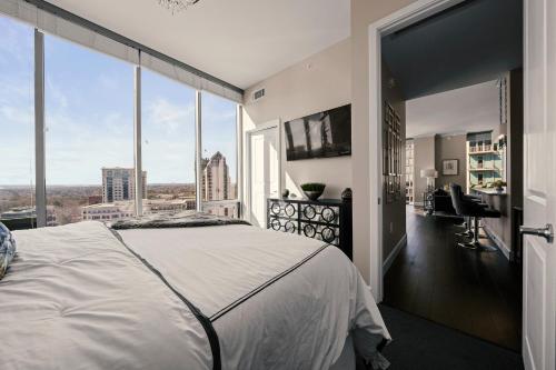um quarto com uma cama grande e janelas grandes em Skyline Executive Suite em Atlanta