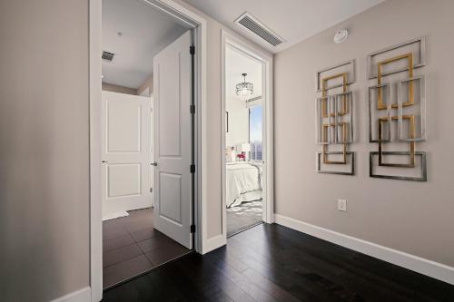 um corredor vazio com uma porta que dá para um quarto em Skyline Executive Suite em Atlanta