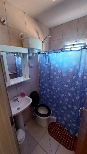 W łazience znajduje się toaleta, umywalka i prysznic. w obiekcie Su y Nacho w mieście Puerto Rico