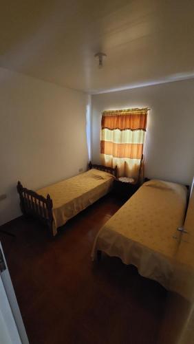 Pokój z 2 łóżkami i oknem w obiekcie Su y Nacho w mieście Puerto Rico