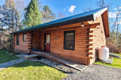 MorrisvilleにあるBlackbear Log Cabinのポーチとドア付きのログキャビン