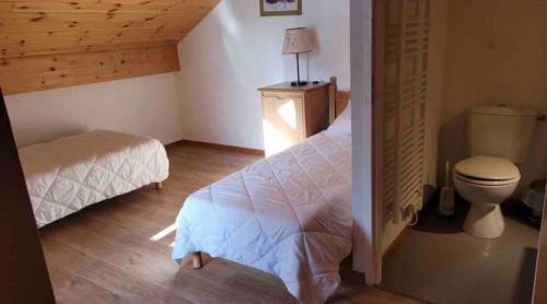 Chalet By Sophie Superdevoluy avec piscineにあるベッド